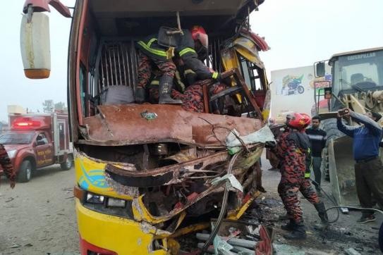 বগুড়ায় ২ ট্রাকের মুখোমুখি সংঘর্ষে চালক নিহত, আহত ২