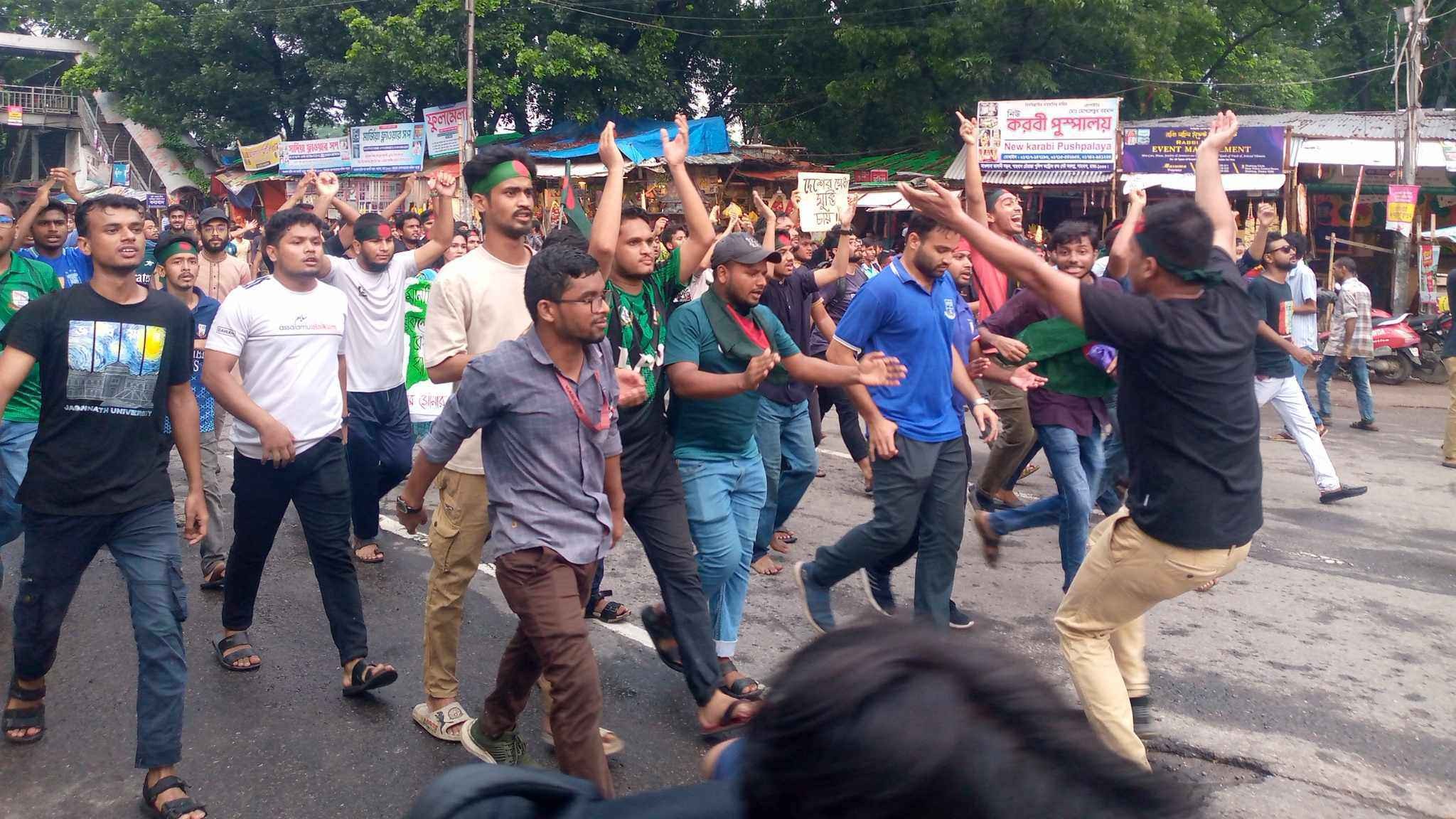 প্রধান ফটকের তালা ভেঙে মহাসড়ক অবরোধ জাবি শিক্ষার্থীদের