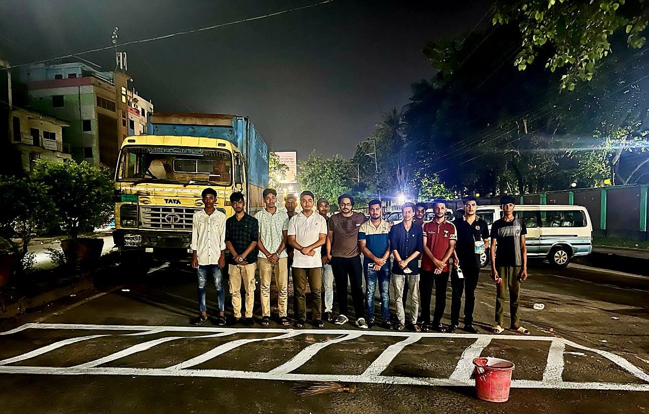 বেনাপোলে স্পিডবেকারে রং করেছে বেনাপোল পৌর ছাত্রদল