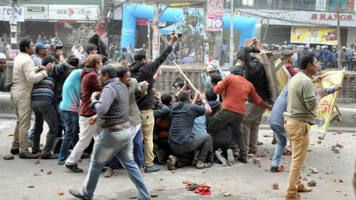 নারায়ণগঞ্জ শহরে হকার উচ্ছেদ নিয়ে দফায় দফায় সংঘর্ষ