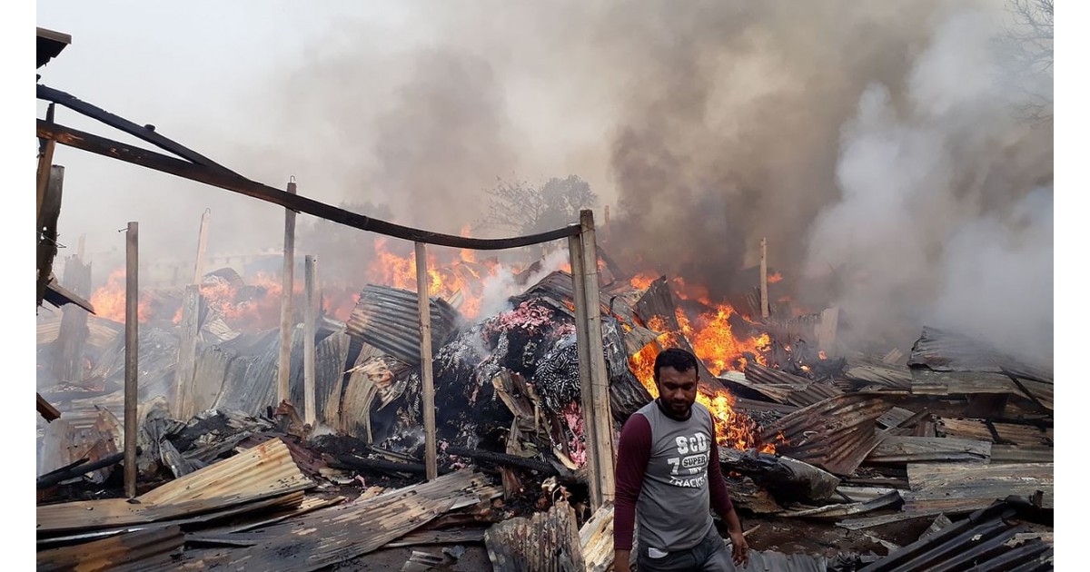 নোয়াখালীতে বৈদ্যুতিক শর্ট সার্কিটের আগুনে পুড়লো ৬ ঘরবাড়ি, যুবক আহত