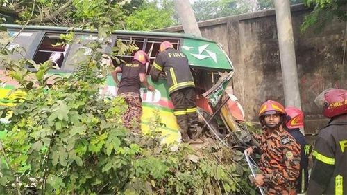 নারায়ণগঞ্জে দুই বাসের সংঘর্ষে প্রাণ গেল চালকের