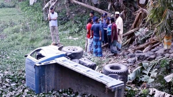 উল্টে গেল পিকআপ, প্রাণ গেল মা-মেয়েসহ ৩ জনের