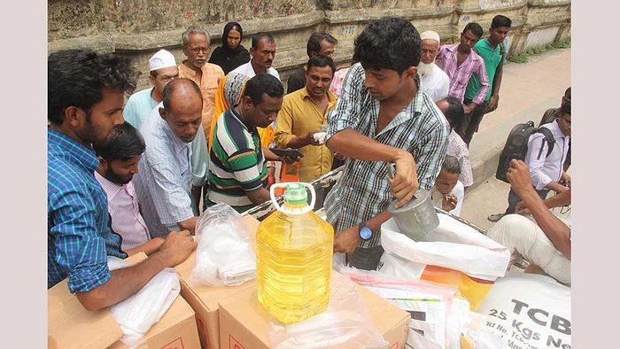 টিসিবি রমজানের আগেই ভোজ্যতেল ও চিনির দাম বাড়ালো