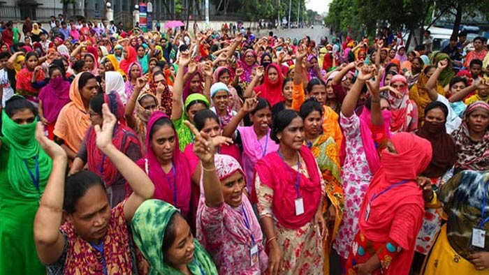 রাজধানীর তেজগাঁওয়ে পোশাক শ্রমিকদের বিক্ষোভ