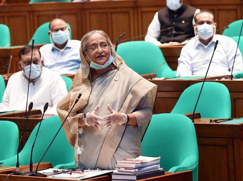 বাইরে থেকে ঘরে ফিরে নাকে-মুখে গরম পানির ভাপ নেবেন