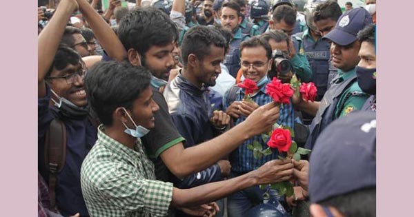 পুলিশ গেল জলকামান নিয়ে,শিক্ষার্থীরা দিল লাল গোলাপ