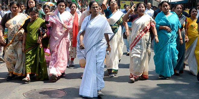 নারী দিবসে রাজপথে মমতা