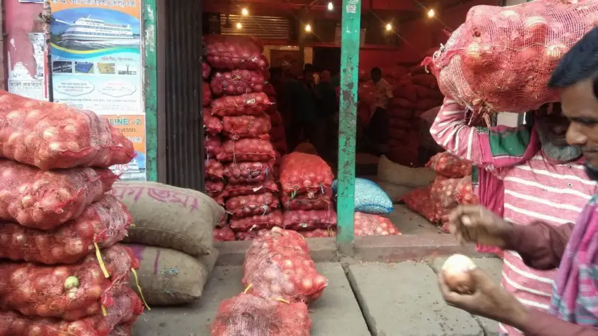 Onion prices start to fall again in Dhaka kitchen markets