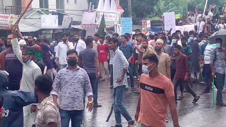 লক্ষ্মীপুরে আ.লীগের সঙ্গে বিক্ষোভকারীদের সংঘর্ষে কলেজছাত্রসহ আটজন নিহত