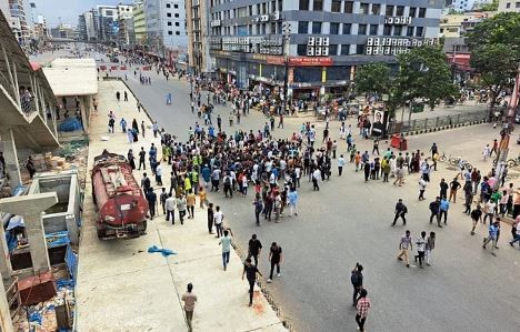 উত্তরায় শিক্ষার্থীদের অবরোধে যান চলাচল বন্ধ