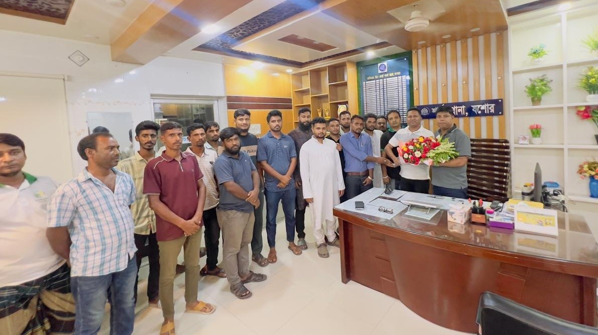 শার্শা নবাগত ওসিকে ফুলেল শুভেচ্ছা জানালেন বিএনপি'র ছাত্র বিষয়ক সম্পাদক পরাগ