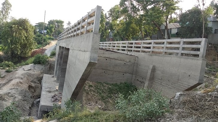 ৪০ লাখ টাকা ব্যয়ে একটি  কালভার্ট ২ বছরেই হেলে পড়লো