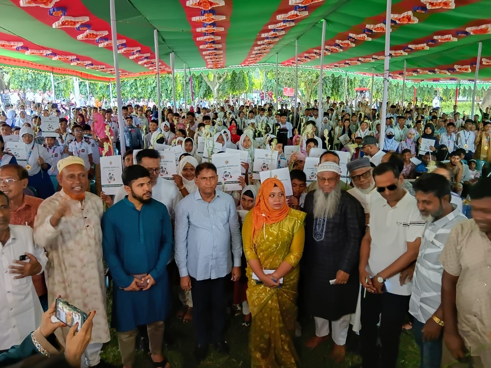 নওগাঁর মান্দায় ২৭৬ কৃতী শিক্ষার্থী ও ৪৯ শিক্ষা প্রতিষ্ঠানকে পুরস্কার