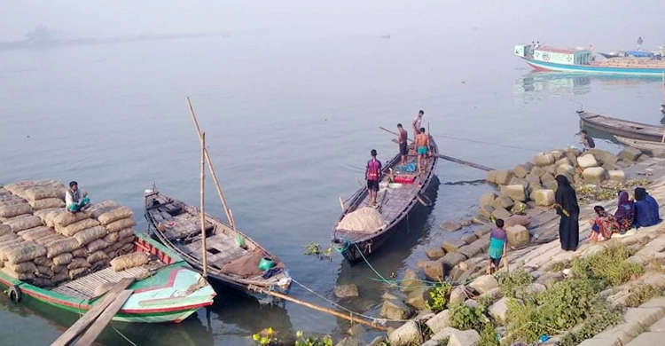 ৩৫০ বস্তা আলু নিয়ে পদ্মায় ট্রলারডুবি