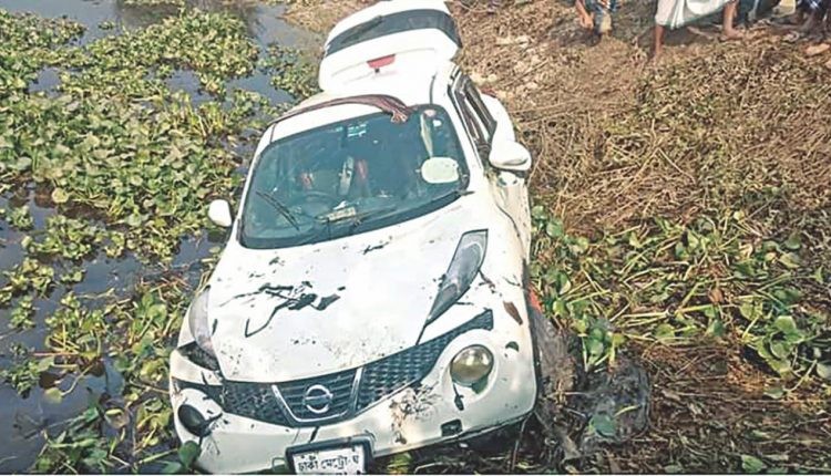 ঘুরতে বেরিয়ে প্রাইভেটকার নদীতে প্রাণ গেল ২ বন্ধুর