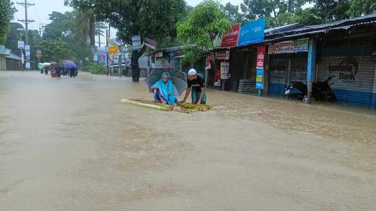 অর্ধকোটি মানুষ বন্যায় ক্ষতিগ্রস্ত, নিহত ১৩