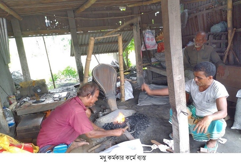 জ্বলছে কয়লা, সেই কয়লায়  পুড়ছে লোহা, টুং টাং শব্দে মুখর কামার দোকান গুলো