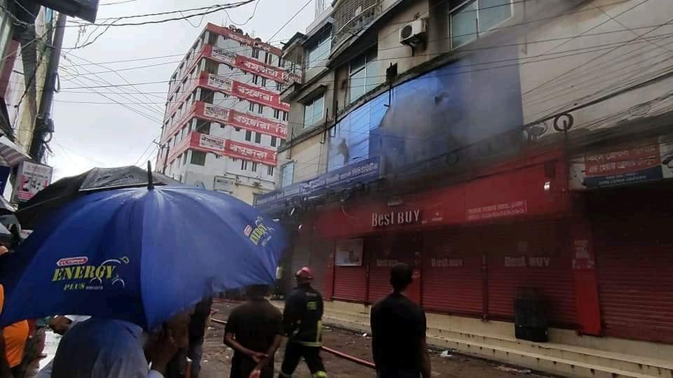 সাভারে বাজার রোডে শাহজালাল ইসলামী ব্যাংকে আগুন