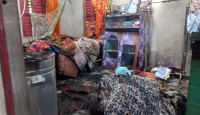নওগাঁর মান্দায় গভীর রাতে আগুন, ৩ লাখ টাকার ক্ষয়ক্ষতি