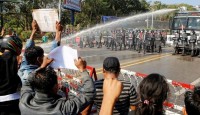 Myanmar police fire rubber bullets to di...
