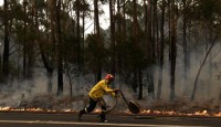Residents stranded as Australia fires es...